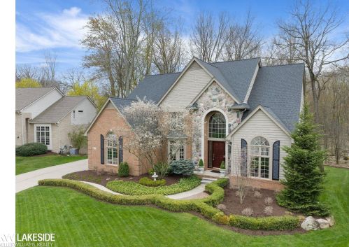 3717 Newcastle Dr, Rochester, MI 48306-3683