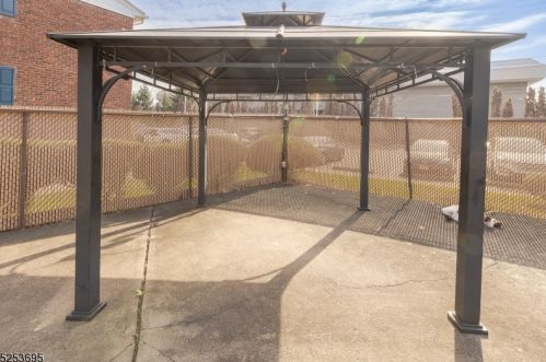 24 Woodedge Ave, Edison NJ exterior