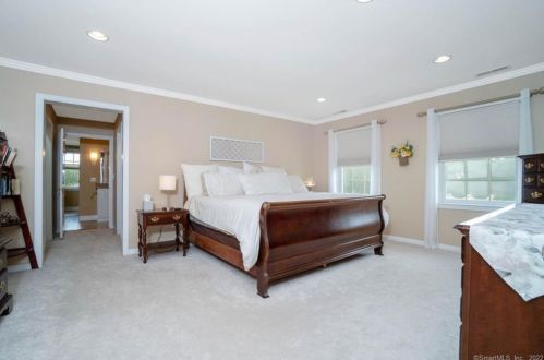 8 Jennifer Dr, North Haven CT 06473-2041 exterior