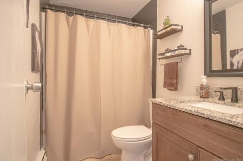 46 Roosevelt Blvd, Enfield CT 06082-2043 exterior