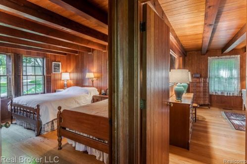 1300 Grandview Dr, Rochester MI 48306-4038 exterior