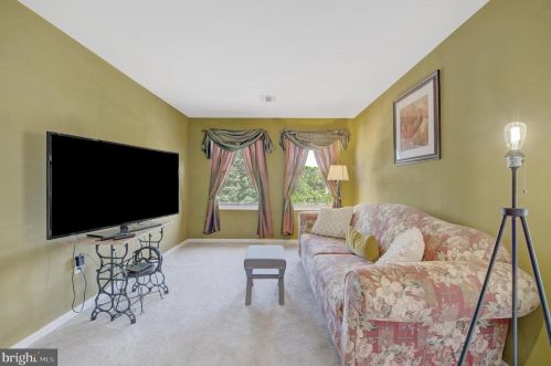 5 Cobblestone Ct, Columbus NJ 08022-1969 exterior