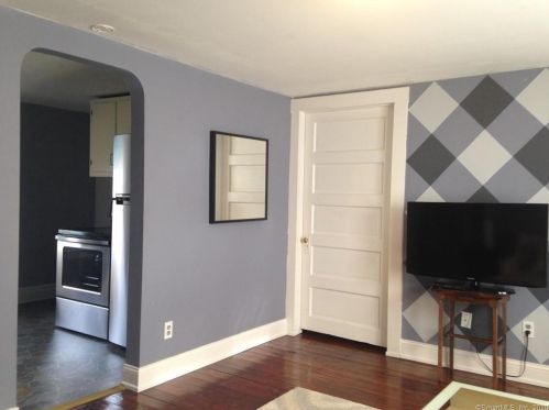 87 St, Windsor CT 06095-2408 exterior