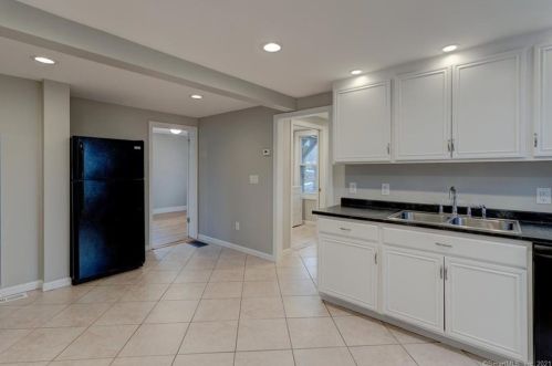 302 Woodbridge St, Manchester CT 06042-2372 exterior