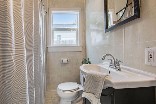 884 Hollywood St, Grand Rapids MI 49505-3812 exterior