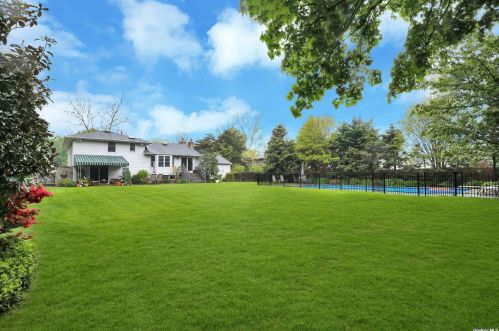 6 Cason Dr, Commack NY 11725-1909 exterior