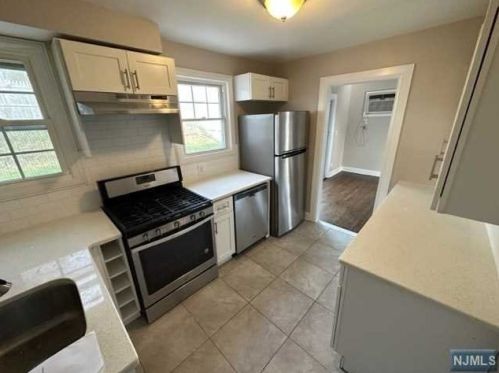 525 Terrace Ave, Hasbrouck Heights, NJ 07604-2320