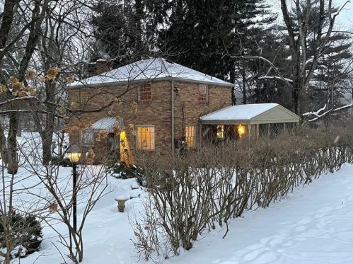 121 Sycamore Dr, Pittsburgh, PA 15235-1965