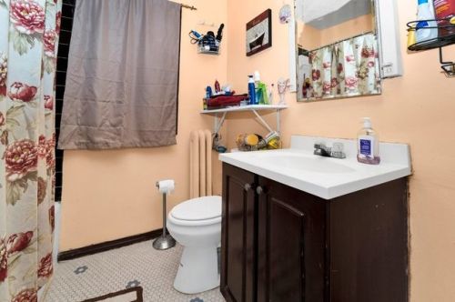 6030 California, Chicago IL 60659-3915 exterior