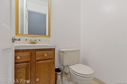 101 Walnut Blvd, Rochester MI 48307-2051 exterior