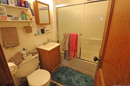 235 Oak St, New Britain CT 06051-1219 exterior