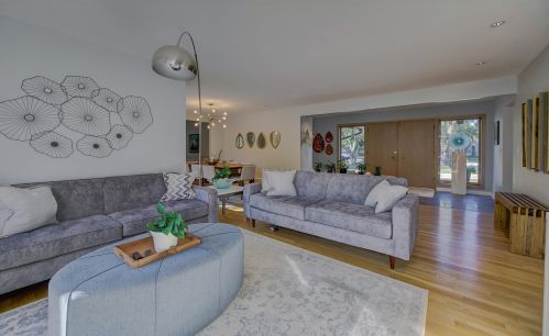 925 Bay Point Rd, Milwaukee WI  53217-1355 exterior