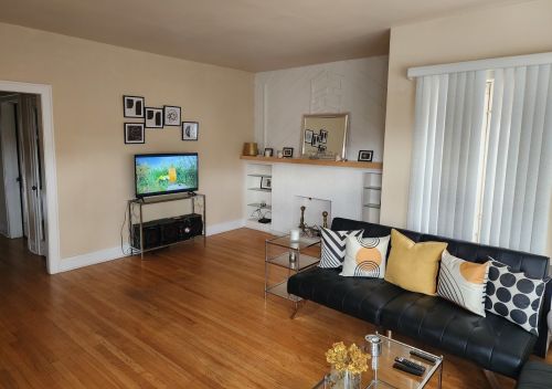 8030 Eberhart Ave, Chicago IL 60637-2484 exterior