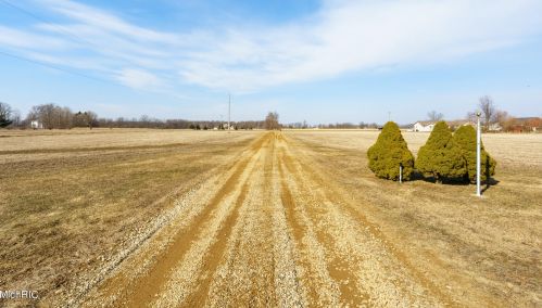 8242 E Ave, Kalamazoo MI 49048-9622 exterior