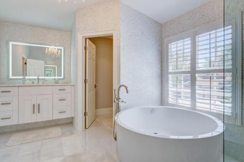 2819 Safe Hbr Dr, Tampa FL 33618-4538 exterior