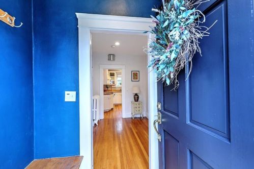 47 Fosdyke St, Providence, RI 02906-3504