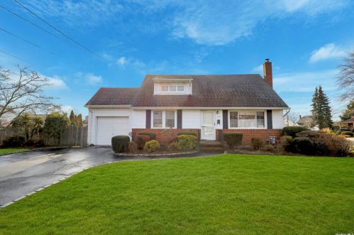 116 Pickwick Ln, Babylon, NY 11703-5311