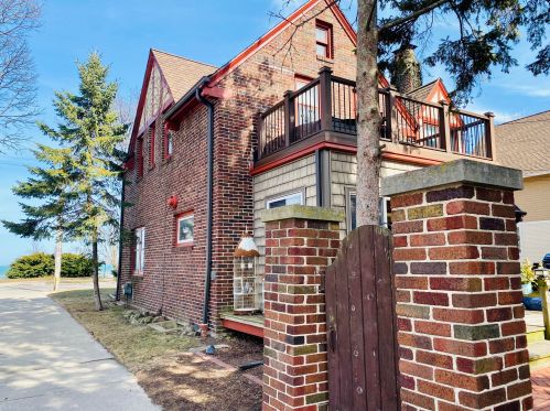 2751 Shr Dr, Milwaukee WI 53207-3007 exterior