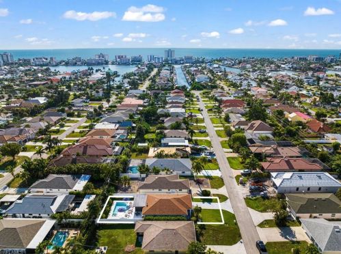 560 99th Ave, Naples, FL 34108-2228