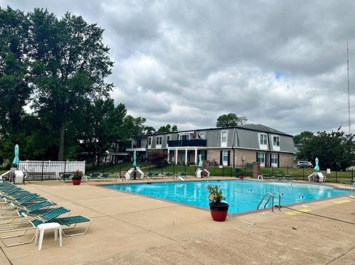 1707 Mayenne Ct, Saint Louis, MO 63125-2650