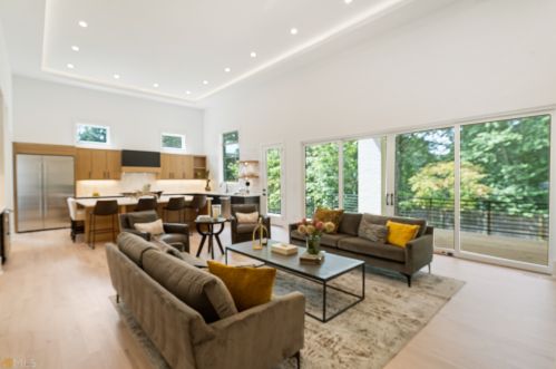 3986 Ashford Dunwoody Rd, Atlanta GA 30319-2002 exterior