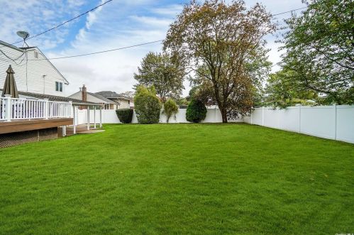 34 Cottonwood Dr, Commack NY 11725-2421 exterior