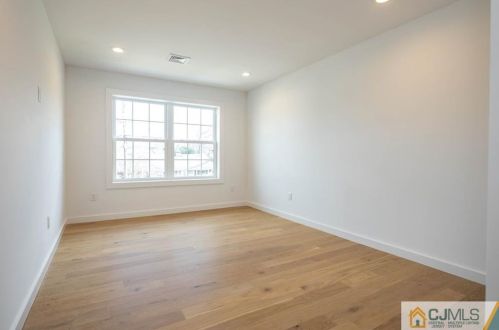 20 Kenmore Rd, Edison NJ 08817-4044 exterior