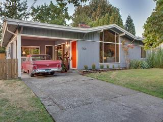 10525 Russell Ct, Portland, OR 97220-2849