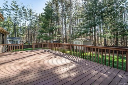 4082 Pinestead Dr, Walled Lake MI 48390-1344 exterior