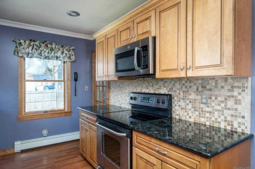 31 Leyden St, Huntington Station NY 11746-1825 exterior