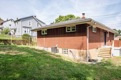 1076 Muldowney Ave, Pittsburgh PA 15207-2078 exterior