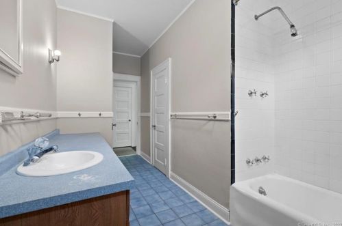 458 Main St, Meriden CT 06451-5090 exterior