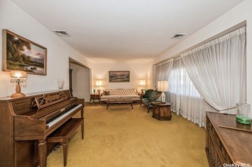 8 Foxdale Ct, Huntington Station NY 11746-1108 exterior