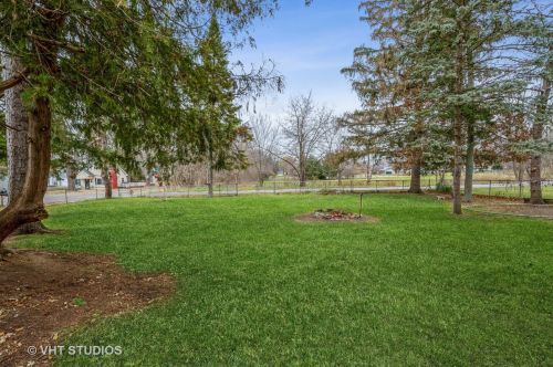 4810 Hilltop Dr, Bull Valley IL 60097-8328 exterior