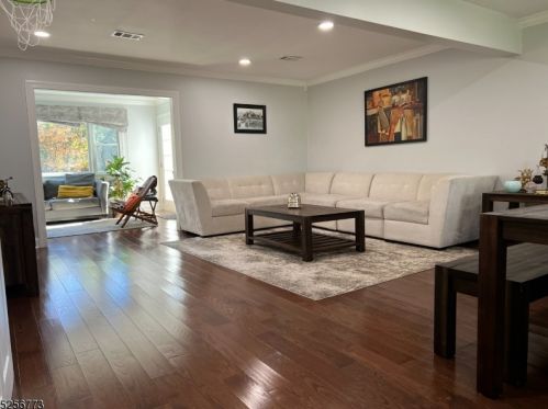 16 Elmwood Dr, Livingston NJ  07039-2205 exterior