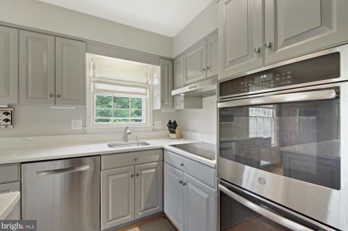 7701 Midday Ln, Alexandria VA 22306-2522 exterior