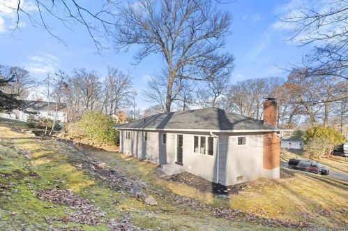 32 Fairview Dr, Farmington CT 06032-2517 exterior