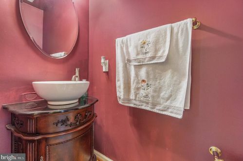 37 Louvain Dr, Hanover PA 17331-8696 exterior