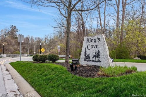 1495 Carriage Ln, Rochester MI 48306-4212 exterior