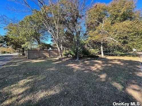 1040 Walnut Ave, Bohemia NY 11716-2176 exterior