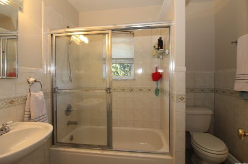 25 Claremont Ave, Babylon NY 11704-4014 exterior