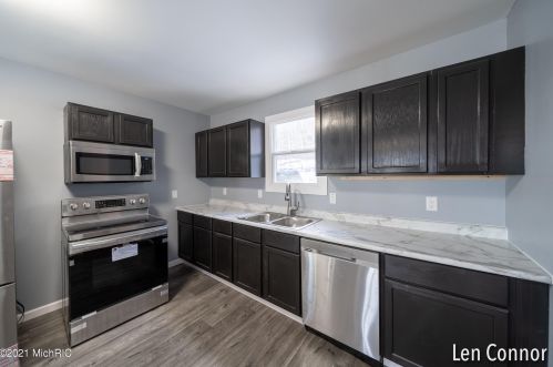 1921 Douglas Ave, Kalamazoo MI 49007-1638 exterior