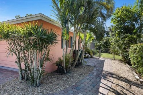 660 111 Ave, Naples FL 34108-1824 exterior