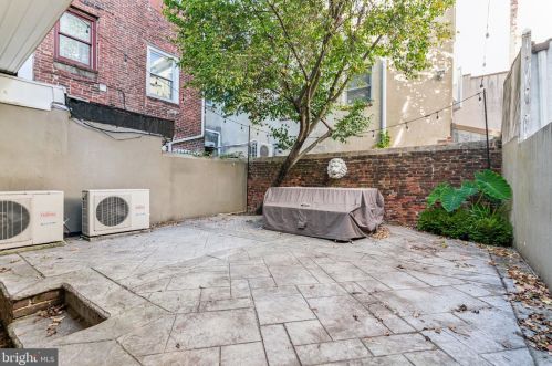 131 Bainbridge St, Philadelphia PA 19147-1810 exterior