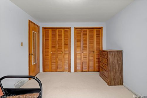 5975 Hubbell St, Dearborn Heights MI 48127-2445 exterior