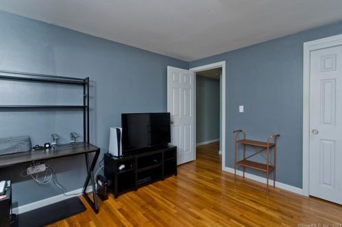 16 Dl Rd, Enfield CT 06082-5137 exterior