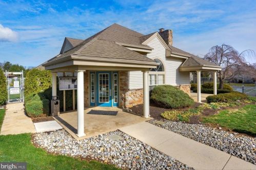 816 Foxmeadow Dr, Limerick PA 19468-1536 exterior