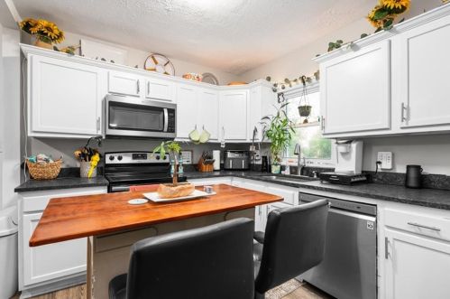 955 Lake Dr, Lithonia GA  30039-5747 exterior