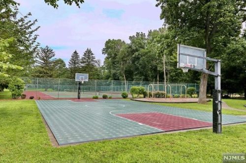 4202 Rio Vis Dr, Mahwah NJ 07430-4510 exterior