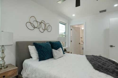 1113 Estes Ave, Austin TX 78721-2629 exterior